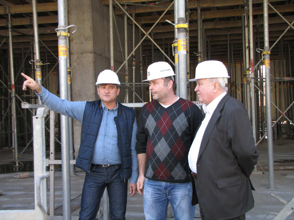 dr. Kovács József, Szilbereisz József, Bánkuti Gábor az épülő falak előtt